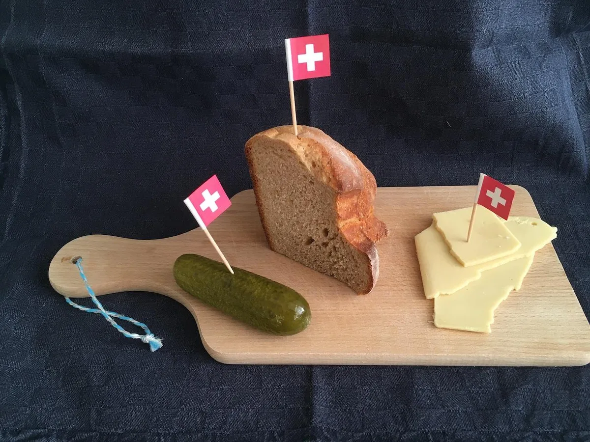 4284bd184fda85a819913b63fe8e77a782bd7e34 Essiggurken, Brot und Käse – das gibt es heute schon alles aus der Schweiz. Bei Kaffee oder Kakao wird das aber kaum je der Fall sein. (Bild jsc)