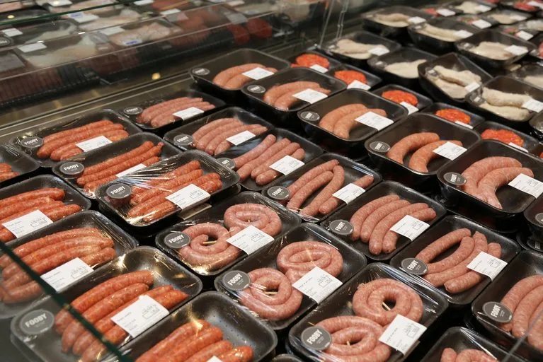 88cd132bc9fa51c745f22e1c56b01c34c20b279a Ob ältere Haushaltsverantwortliche mehr Fleisch kaufen oder teurere Stücke davon, lässt der Marktbericht offen. (Bild lid/mg)