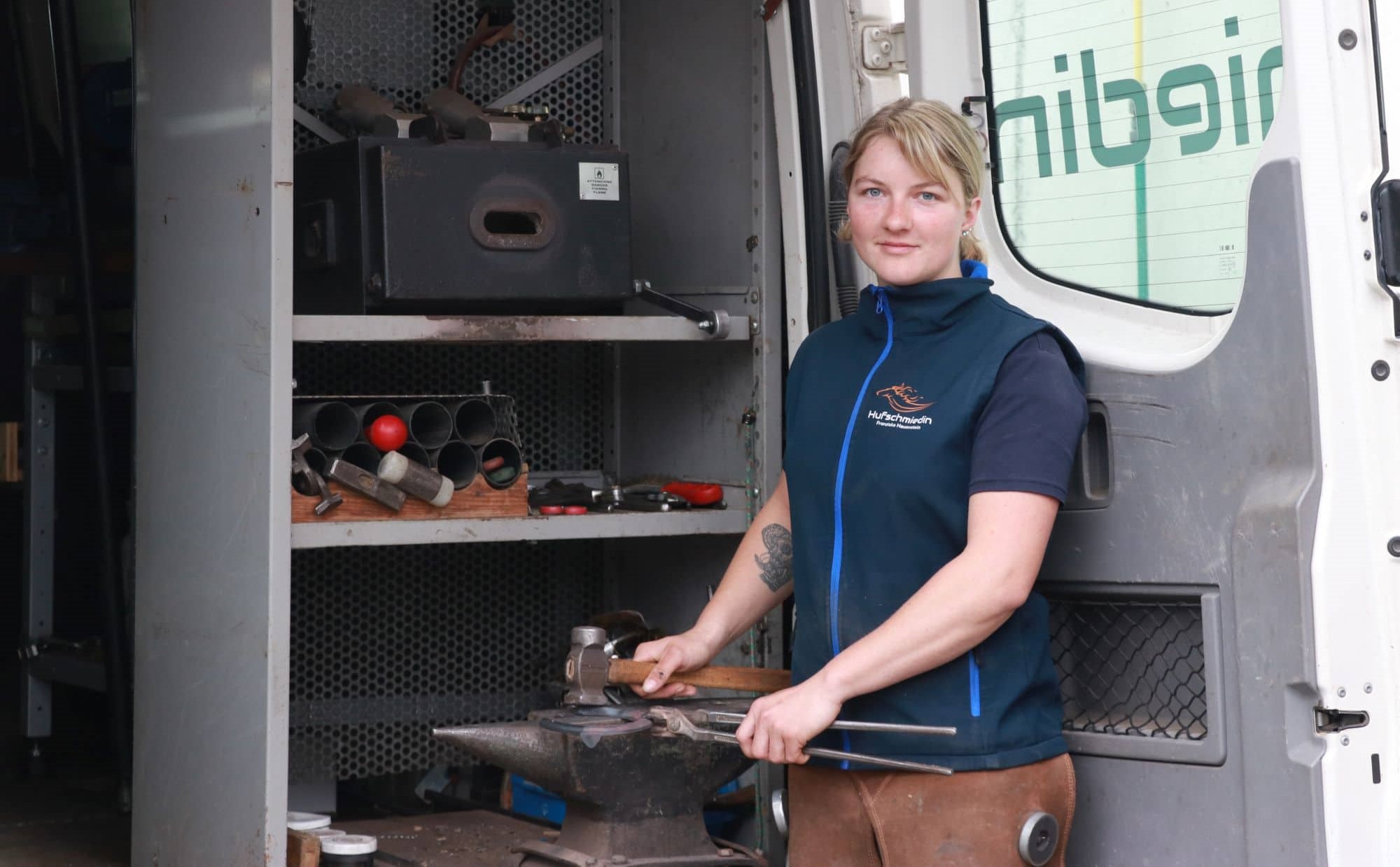 So sieht eine Hufschmiedin aus: Die 162-Zentimeter-Frau Franziska Hauenstein begegnet ab und zu Vorurteilen. Sie antwortet mit guter Arbeit. (Bild Ruth Aerni)