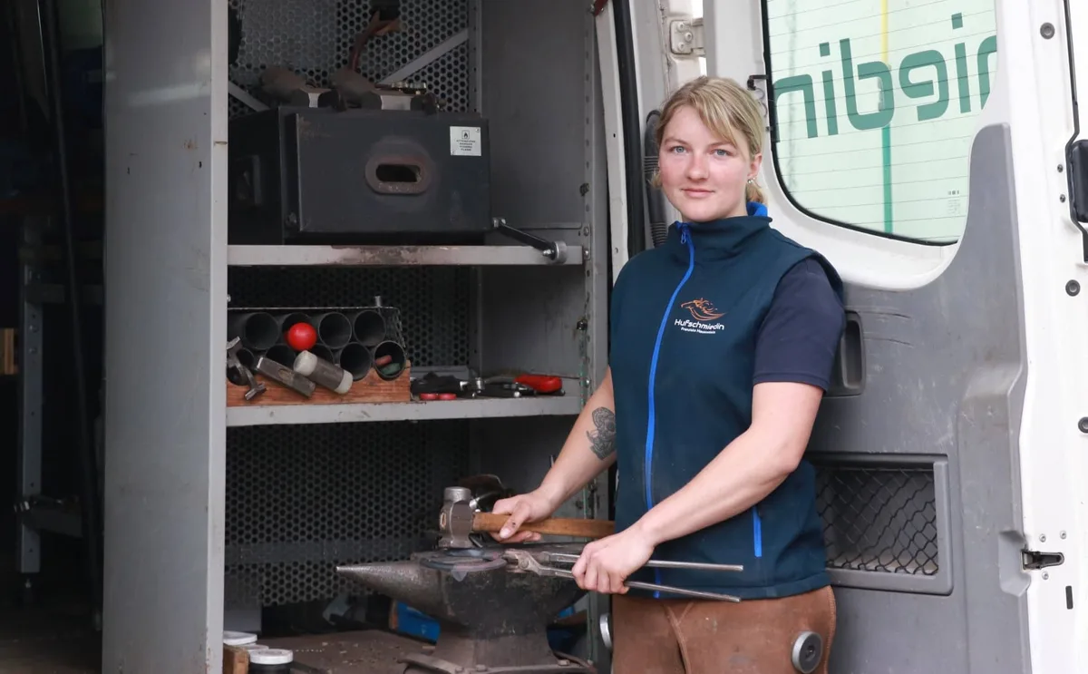 70b6c6588257c8a0e9f1e80274e8de5332b0a95c So sieht eine Hufschmiedin aus: Die 162-Zentimeter-Frau Franziska Hauenstein begegnet ab und zu Vorurteilen. Sie antwortet mit guter Arbeit. (Bild Ruth Aerni)