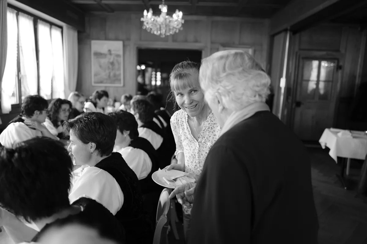 e728999095d02b3e487825819ed3a802f42b668c «Empathie ist eine Voraussetzung für Gastronomie und Pflege»: Elsbeth bei einer Geburtstagsfeier vor ein paar Jahren in ihrem Gasthaus.(Bild Pinaki)