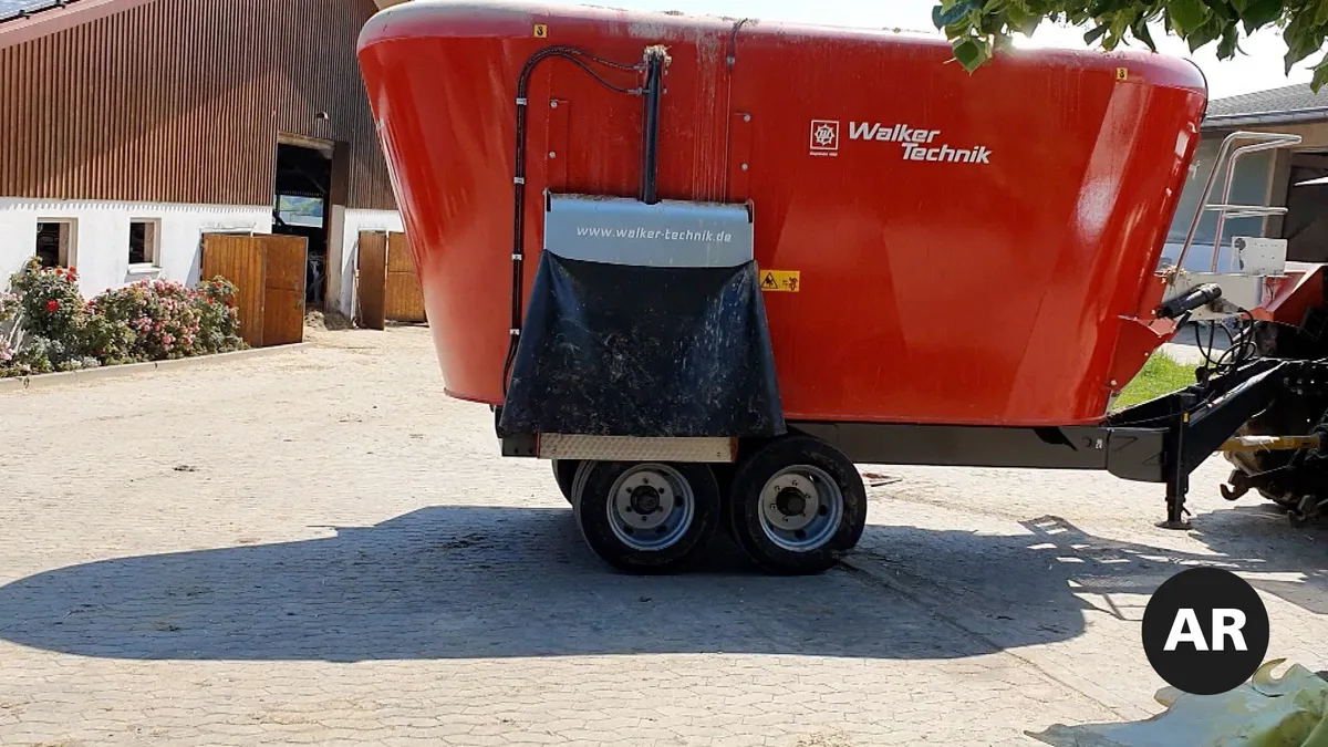 0ed159507d5311bbfd87084453372acf6949274b So geht es: Die App XTEND auf das Handy laden und das Bild einscannen, worauf die entsprechende Filmsequenz abgespielt wird. Weitere Sequenzen sind via Merkblatt abspielbar. (Bild Agridea)