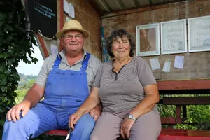 Walter und Ruth Wüthrich wollen mehr Zeit für ihre Hobbys haben. Sie geben darum die Verantwortung des Blumenfeldes an ihren Sohn ab. (