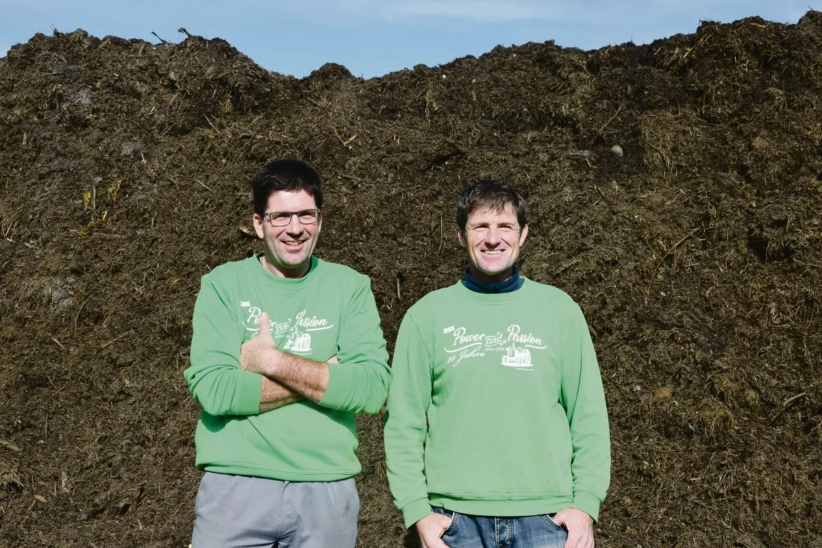 2826b5e336d8d36c800238e49f0a8d5ab8110f6c Zwei Brüder, zwei Betriebe: Peter Bossert (rechts) führt den Landwirtschaftsbetrieb mit Milchproduktion, Acker- und Futterbau. Sein Bruder Rainer führt den Biomassehof Wädenswil, der unter anderem Landwirte mit Kompost beliefert. (Bild jw)