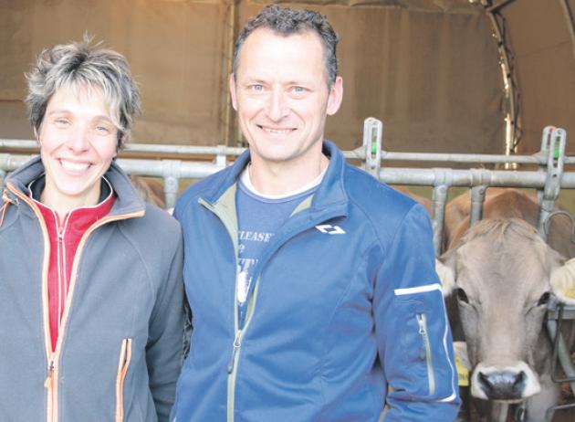 Eingespieltes Team: Sandra und Pius Alt (hier im einfachen Abkalbestall) bewirtschaften ihren Betrieb ohne Angestellte. (BIld akr)