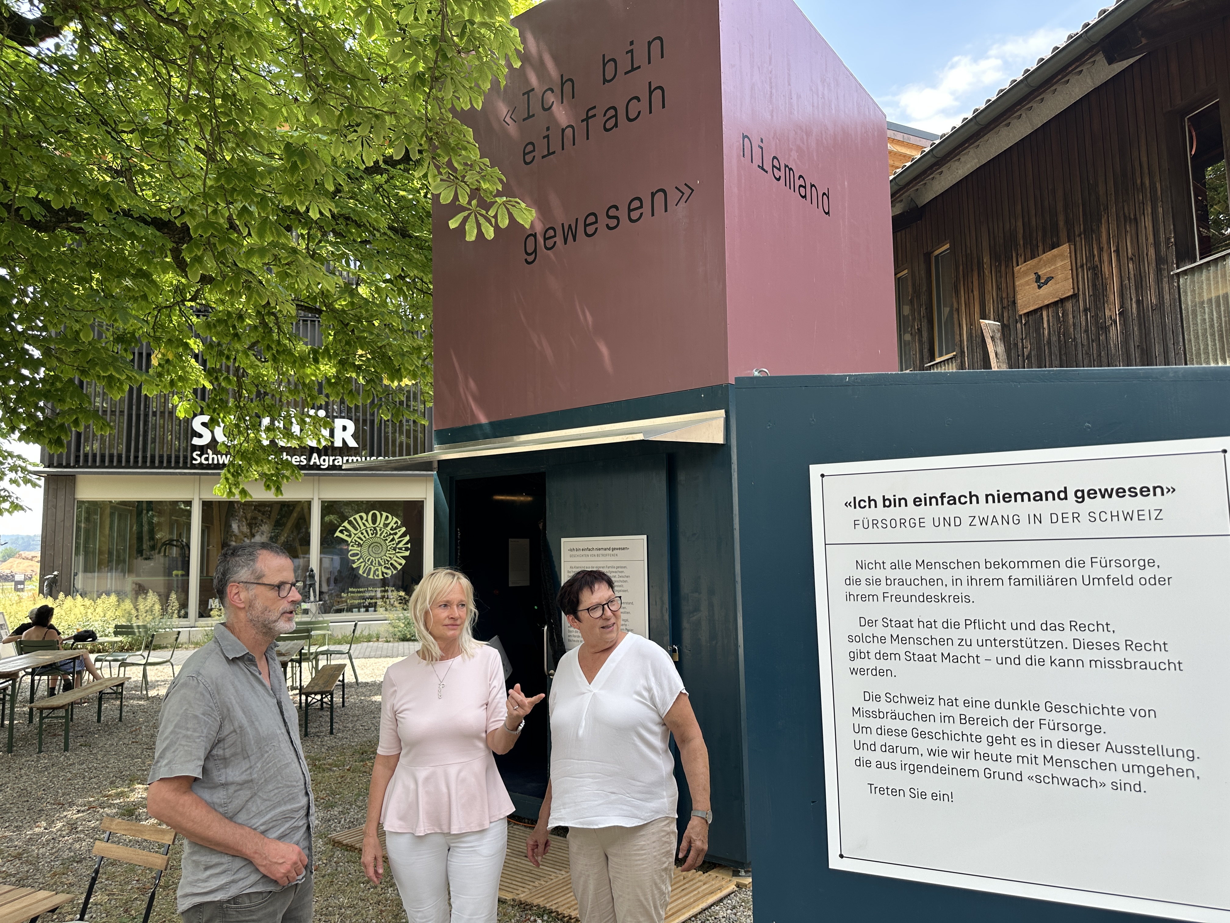 Ausstellungsgestalter Marcel Hänggi, Museumsleiterin Edith Reddig und die ehemalige Leiterin Beatrice Limacher (v.l.) diskutieren über die eindrückliche Ausstellung im Aussenraum des Agrarmuseums Burgrain.