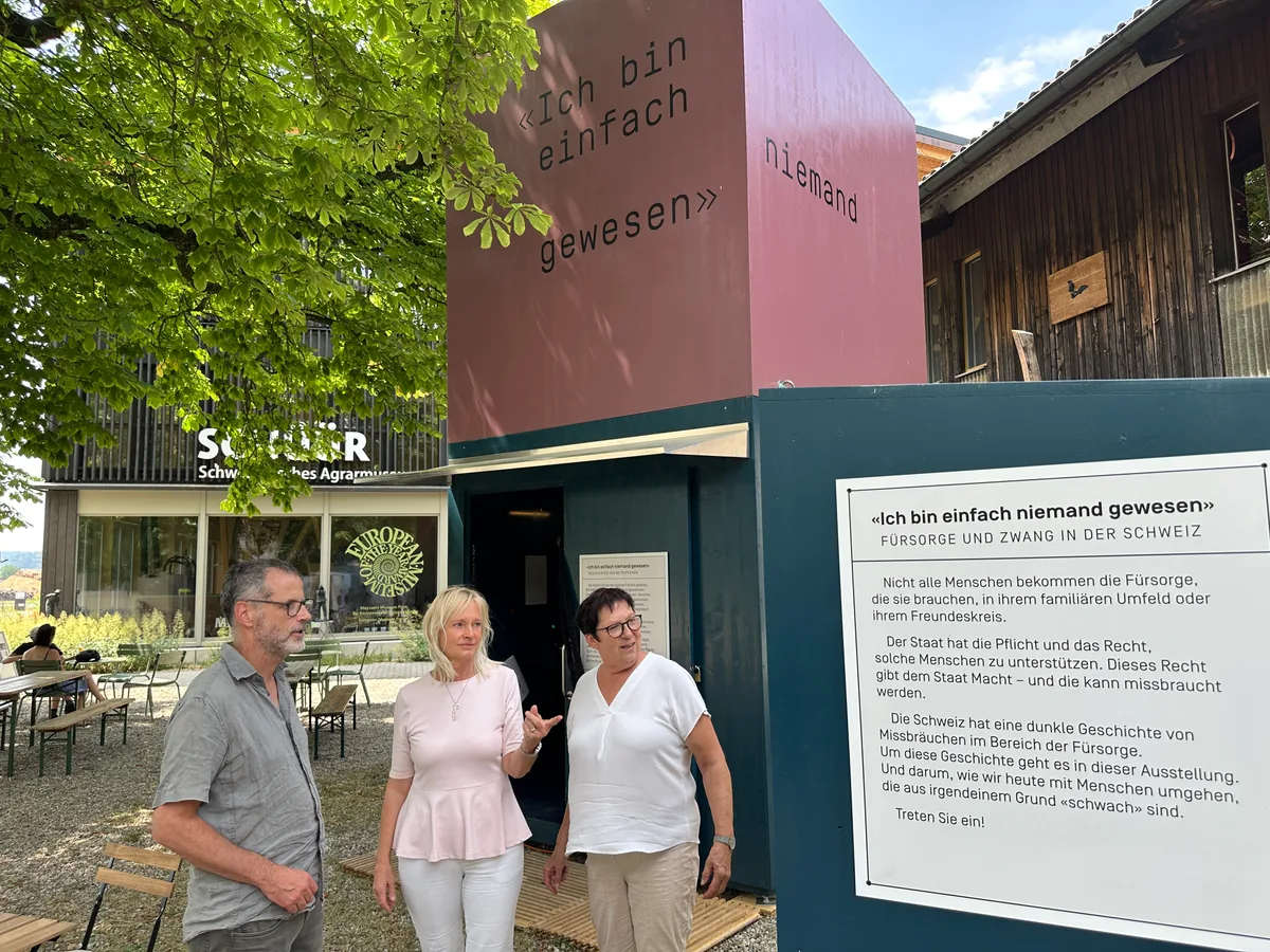 Ausstellungsgestalter Marcel Hänggi, Museumsleiterin Edith Reddig und die ehemalige Leiterin Beatrice Limacher (v.l.) diskutieren über die eindrückliche Ausstellung im Aussenraum des Agrarmuseums Burgrain.