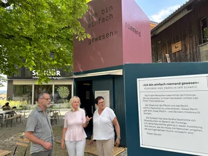 Ausstellungsgestalter Marcel Hänggi, Museumsleiterin Edith Reddig und die ehemalige Leiterin Beatrice Limacher (v.l.) diskutieren über die eindrückliche Ausstellung im Aussenraum des Agrarmuseums Burgrain.