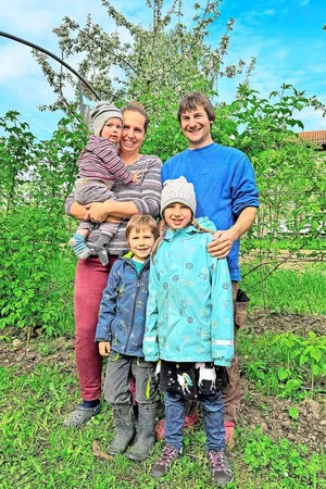 Martina und Stefan König mit ihren Kindern Nora, Lionel und Julian vor ihrer Hecke aus Beeren.
