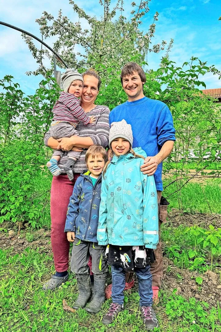 42bfc9270a4ffa4db571750352e5860278ca5f766def22a0aafea73b65e3797f Martina und Stefan König mit ihren Kindern Nora, Lionel und Julian vor ihrer Hecke aus Beeren.