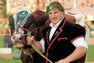 Schwingerkönig Wicki mit Magnus dem Zweiten.