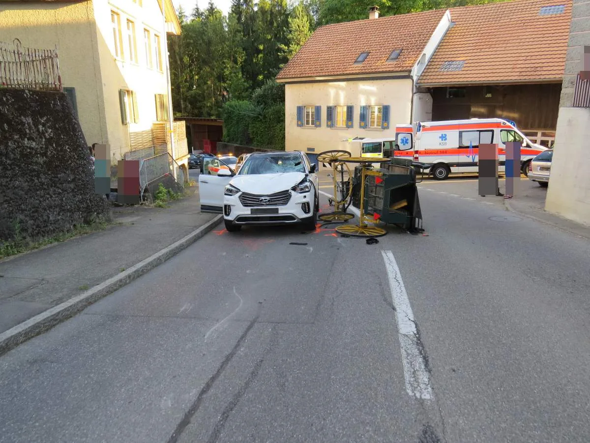 0f07d0ec525b910483a8bed215cb4e48d188873c Bei der frontalen Kollision kippte die Kutsche zur Seite, wobei der Kutscher verletzt wurde. (Bild AG)