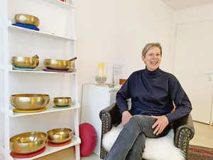 Anemone Eglin in ihrer Praxis in Winterthur ZH. Die Theologin hat an zwei Studien der Universität Zürich über die Wirksamkeit des Handauflegens mitgearbeitet.