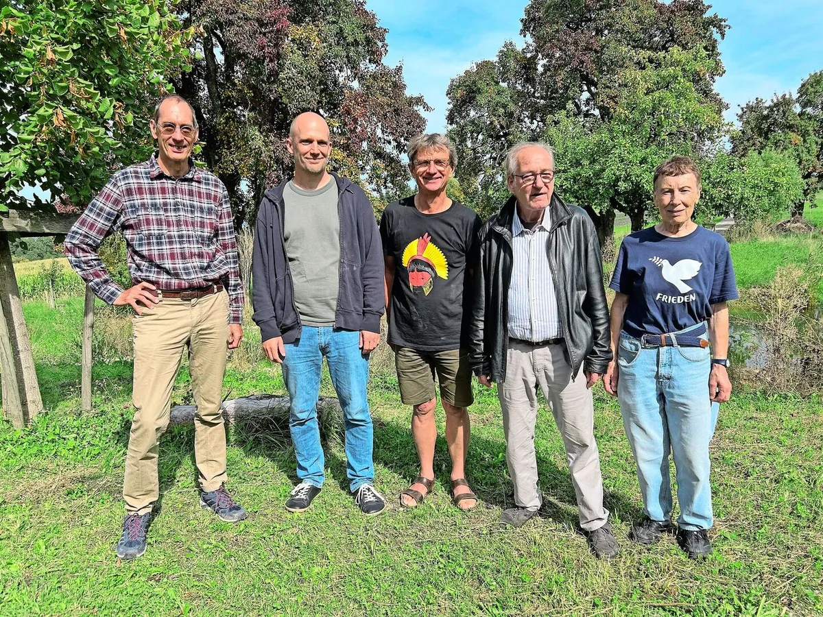 Florian Klingel (zweiter von links) und die Vorstandsmitglieder (v.l.n.r.) Beat Müller, Karl Heuberger (Mitte), Reginald Langford, Anita Vollenweider