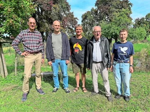 Florian Klingel (zweiter von links) und die Vorstandsmitglieder (v.l.n.r.) Beat Müller, Karl Heuberger (Mitte), Reginald Langford, Anita Vollenweider.