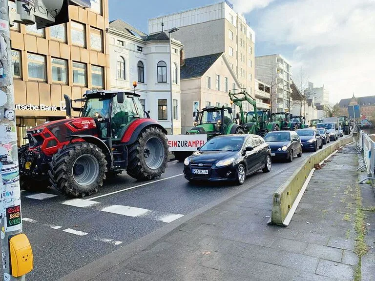 59aae4fe330569f85ed2ac2d344698f270a60fb2f0995f93399640bd7fb98f8e «Nein zur Ampel» steht auf einem Plakat. In Oldenburg wurde vor Weihnachten mit Treckern gegen die geplanten Einsparungen der Ampel-Regierung demonstriert.