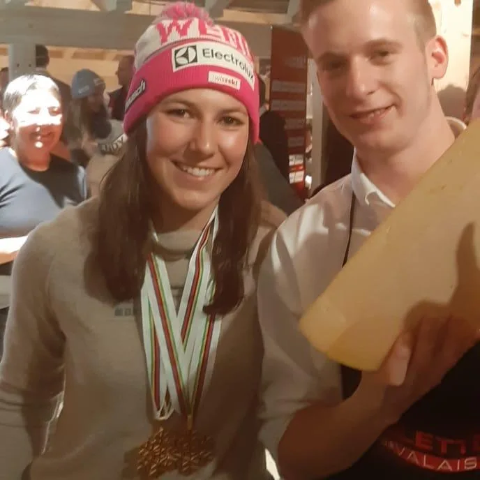 62210e7e6fddfd099a5f96dcf78384bf0798740f Doppelweltmeisterin Wendy Holdener feiert Ihre Goldmedaillen mit Walliser Raclette AOP, zubereitet vom Racleur Romuald Baillifard. (Bild pd)