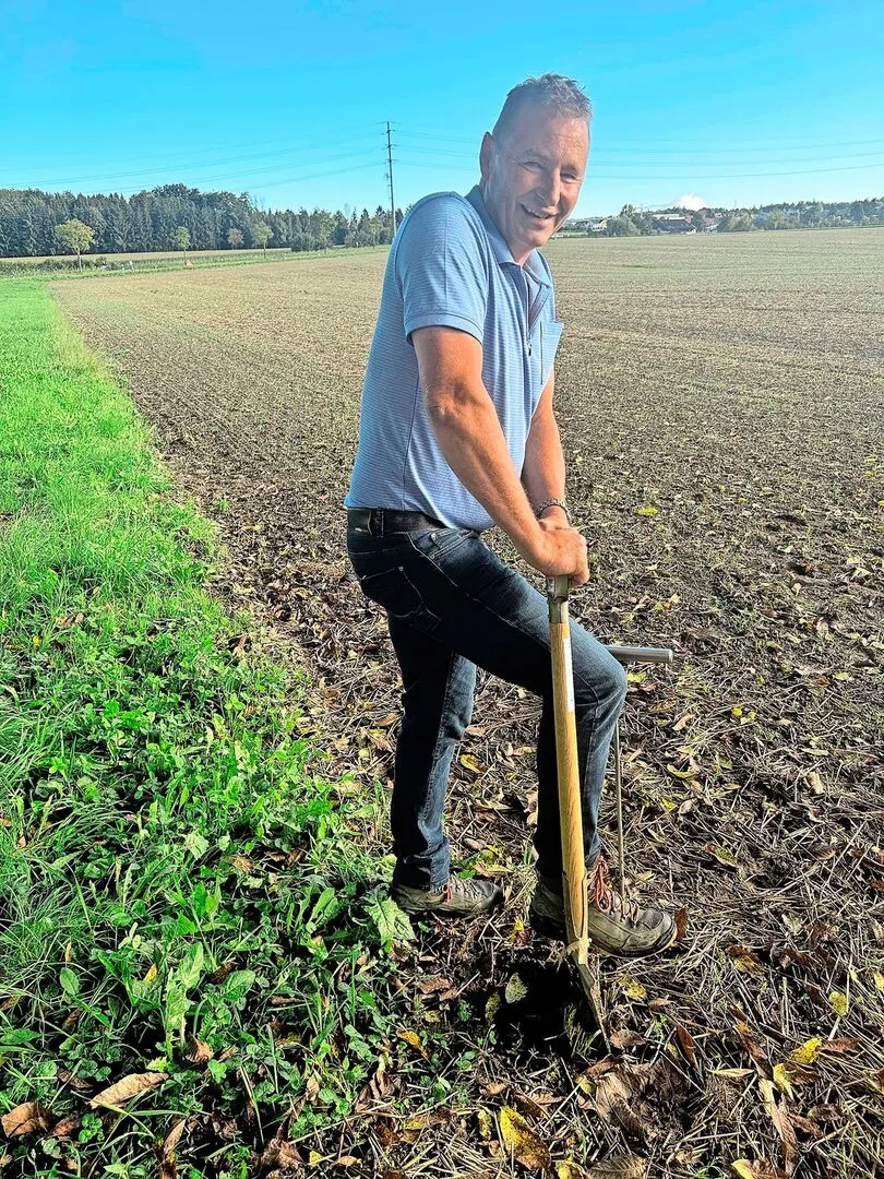 Toni Seeholzer ist bereit zur Bodenprobe. Auf dem Feld wächst Gründüngung, die er erst Mitte August säen konnte.