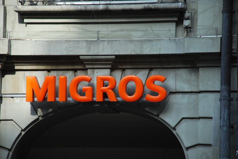 Der Konkurrenzkampf im Detailhandel habe sich verschärft, es gelte Kosten zu sparen, heisst es bei der Migros. (Bild BauZ)