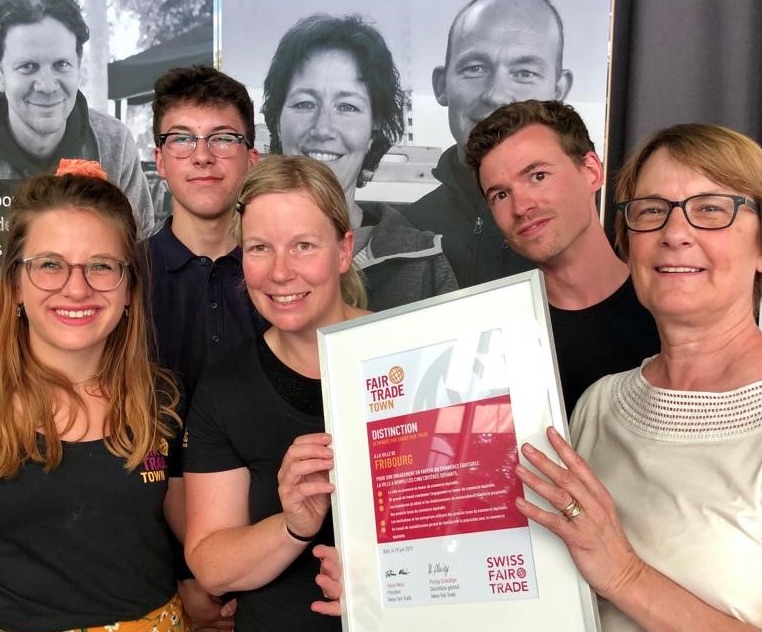Die Beteiligten Noemie Dick, Pierre de Reyff, Aline Hayoz-Andrey und Andrea Burgener Woeffray freuen sich über die Auszeichnung. (Bild zVg)