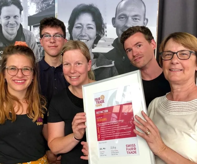 bee631a9d2c9ebf3d08609922f2c9da7b5bfd430 Die Beteiligten Noemie Dick, Pierre de Reyff, Aline Hayoz-Andrey und Andrea Burgener Woeffray freuen sich über die Auszeichnung. (Bild zVg)