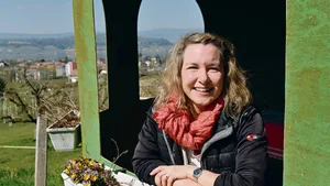 Eine Garten-Bar der etwas anderen Art: In ein altes Silo hat die Familie Lichtöffnungen in Form von Turmfenstern geschnitten, welche den Blick hinunter auf Murten und den See freigeben. Corinne Rentsch gefällts ganz offensichtlich. (Bilder aw)