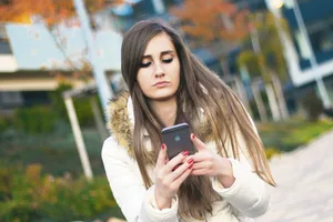 Unaufgefordert ein Bild eines entblössten männlichen Geschlechtsteils zugeschickt bekommen? Viele Frauen wissen nicht, dass sie den Absender anzeigen dürfen.