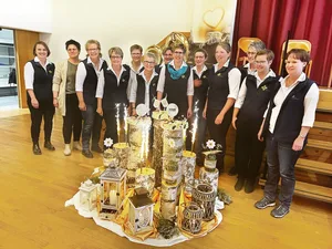 Der gesamte Vorstand versammelt um Präsidentin Regula Iten (Mitte, blaues Halstuch). Neu: Sandra Bircher, Ortsvertreterin Hünenberg, Zweite von links.