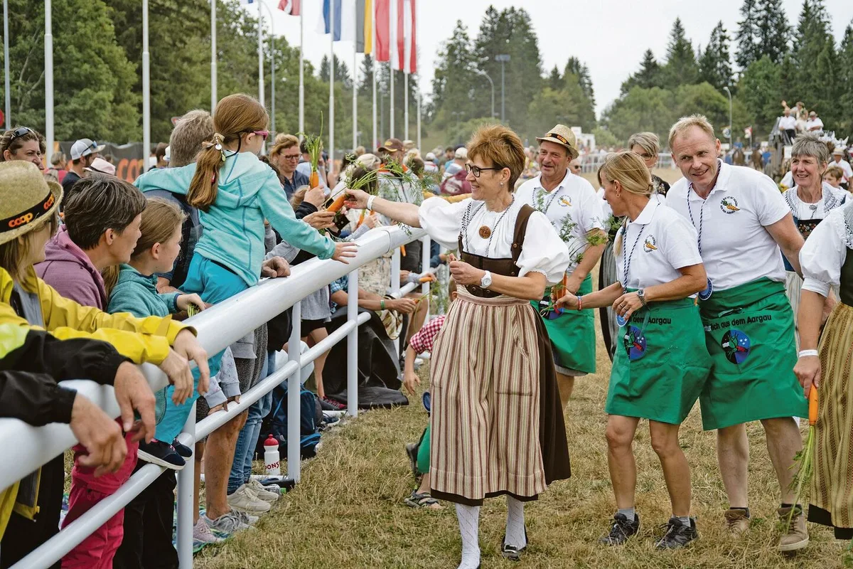 10d0d658503580df00916d7cef48eeffbfb1ac9bf6131f32962c091bcbc99481 Die Landfrauen in ihren Trachten waren ein Blickfang. Sie verteilten zusammen mit den Gemüseproduzent(innen) heiss begehrte Karotten ans Publikum.
