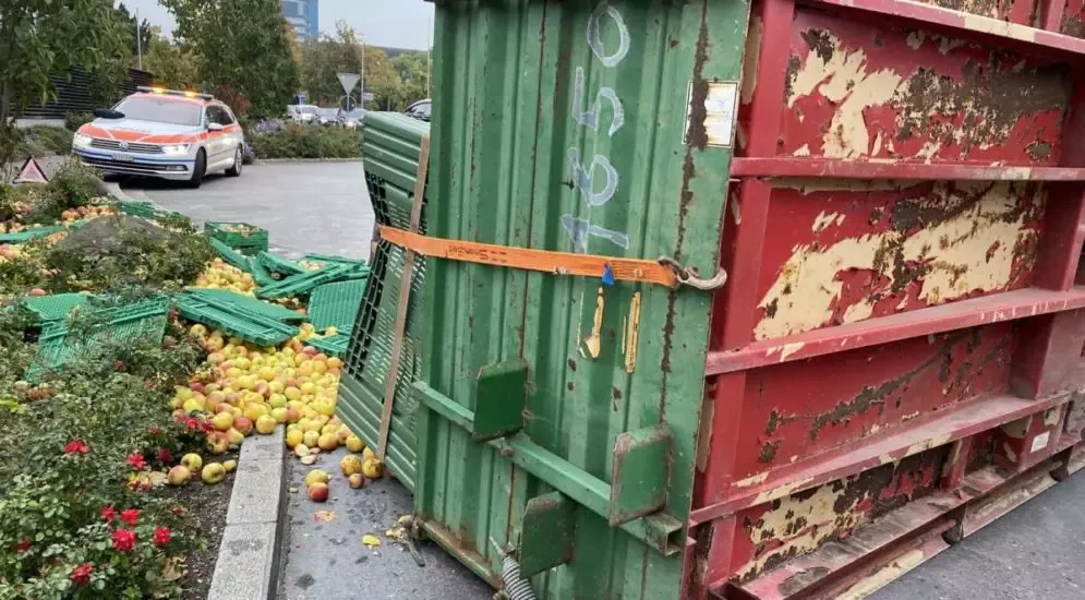 Äpfel auf Strasse gerollt