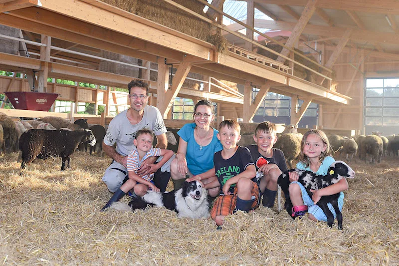 59740aed111ea17b61f71c3cba6face33a0adecb Familie Ziegler im neuen Stall in Herrenhof TG (v. l. n. r.): Arthur und Gabriela Ziegler mit Kindern Johannes, Niklaus, Alexander, Katharina und Hündin Aisha. (Bilder Daniela Ebinger)
