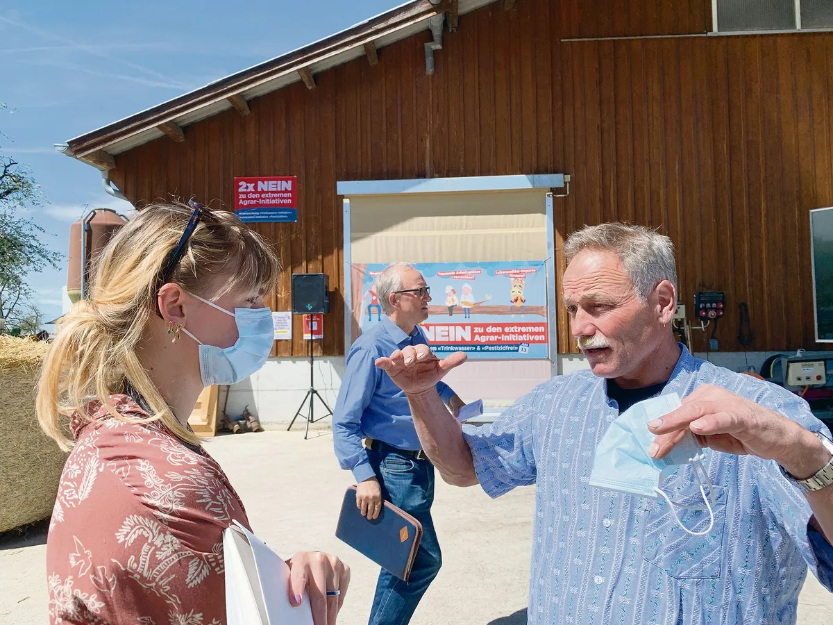f5aca1ae6e558fede590a67098f7ef48d7b744c7 Landwirt Karl Meienberg erklärt einer Journalistin die Folgen der Pflanzenschutz-Initiativen auf seinem Bauernhof. Mitten im Bild Ständerat Peter Hegglin. (Bild Josef Scherer)