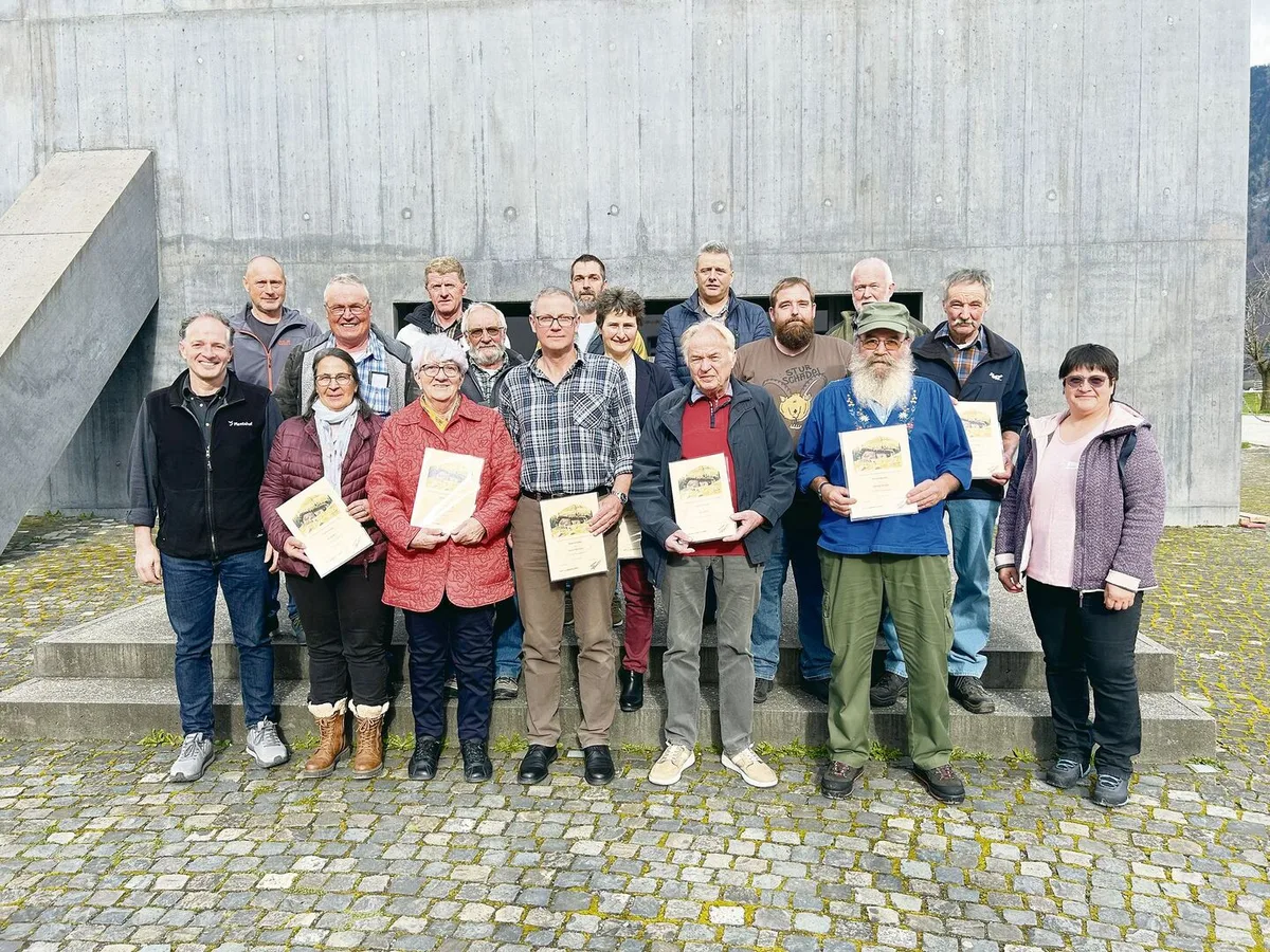 e2b5df91985728668d34c03756bcc5ea9a08d2d572edab5529cfa5c6866c8949 Diese Alpmeister bringen es auf 600 Alpsommer. Die Ehrenurkunde überreichte Christa Buchli (r.). Plantahof-Direktor Peter Küchler (l.) erhielt die Ehrung für 25 Jahre Engagement für die Alpwirtschaft. Ende Jahr geht Küchler in Pension.