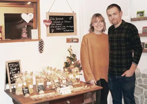 Debora Weiss und Matthias Reimann im Hofladen von Familie Weiss. Sie absolviert den Fachkurs Bäuerin, er die BLS.