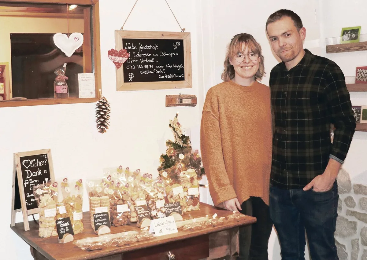 c839c2b3d4e7f91e5cf19bfead3c8cfed47b2a8b43a7fc83e9fcdbda5983725b Debora Weiss und Matthias Reimann im Hofladen von Familie Weiss. Sie absolviert den Fachkurs Bäuerin, er die BLS.