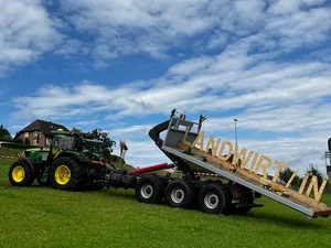 Die Abschlussklassen zeigen bei der Traktorenparade immer neue Ideen: Hier lag der Fokus nicht auf dem Traktor, sondern auf dem Anhänger.