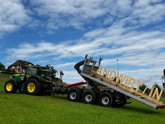 OS_28_C_Arenenberg_Traktor Zum persönlichen Glück gehört auch die Arbeit