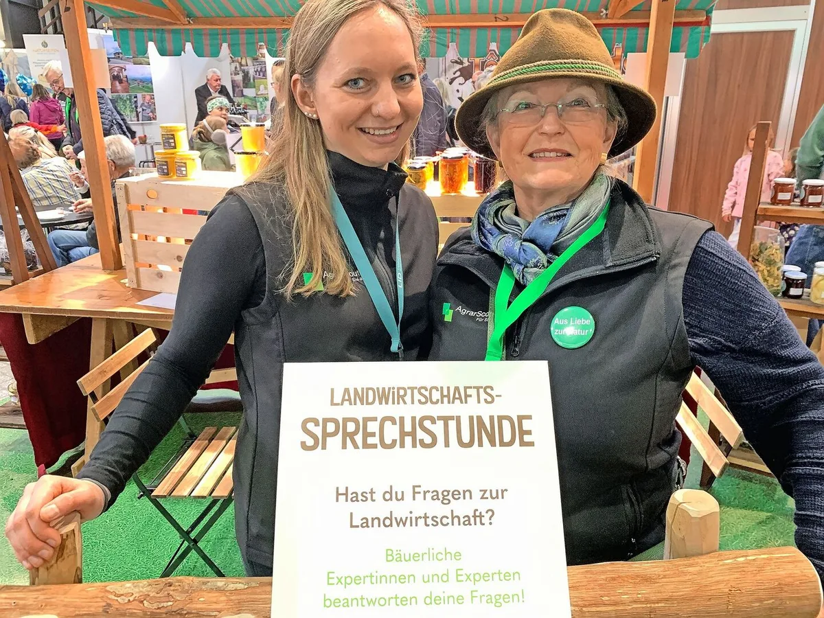 c74474c410e6b0dae7ccc35ade2fbc297ad51041bd0887354c0d9e2650e714e3 Sandra Siegenthaler (l.) und Eva Kollmann waren als Agrarscouts an der Luga im Einsatz, hier in der Sprechstunde am Stand des Luzerner Bäuerinnen- und Bauernverbands.