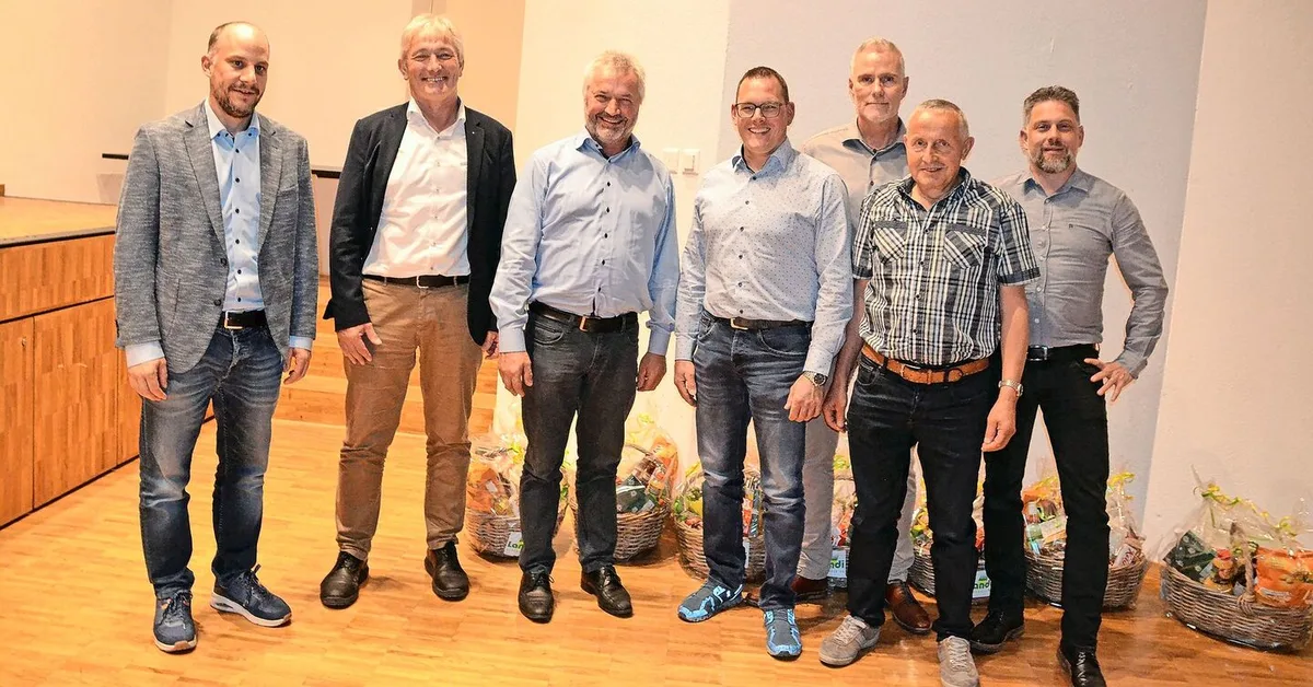 f7d4ca16b68d2f1f7f258c0a4e152d2cf8e83e945b66d22df54eebae4fda81a3 Die Verwaltung: Gion Capeder, Jürg Hess, Andreas Guhl, Erich Eberle, Thomas Albrecht, Peter Mosberger und René Zollinger.