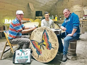 Beat Wampfler (rechts), Inhaber des Käsehauses K3, bespricht im Käsekeller mit Lloyd Zumstein (Mitte) und Ruedi Klötzli die letzten Details. Sie haben ungewöhnliche Pläne.(Bild sb)