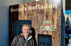 Seit rund einem Monat besitzt der ehemalige Mister Schweiz Renzo Blumenthal einen Verkaufsautomaten, und er ist sehr zufrieden damit.