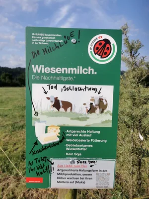Die Wiesenmilch-Tafel von IP-Suisse-Bauer Lukas Jost ist verschmiert. Der Landwirt ist enttäuscht, lässt sie aber hängen.