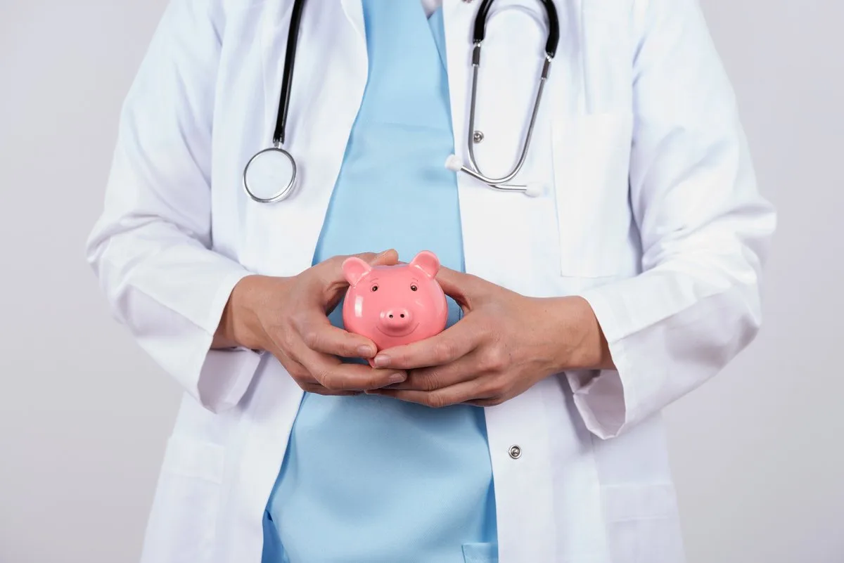 ec2543929731ee30ba99918af00465e78c70eb38 In der Schweiz müssen die Krankenkassen in der Grundversicherung alle Kundinnen und Kunden aufnehmen. Tiefe Prämien sind daher attraktiv, dazu kommen aber Serviceleistungen wie Erreichbarkeit, Freundlichkeit und Kompetenz. Bild: Fotolia