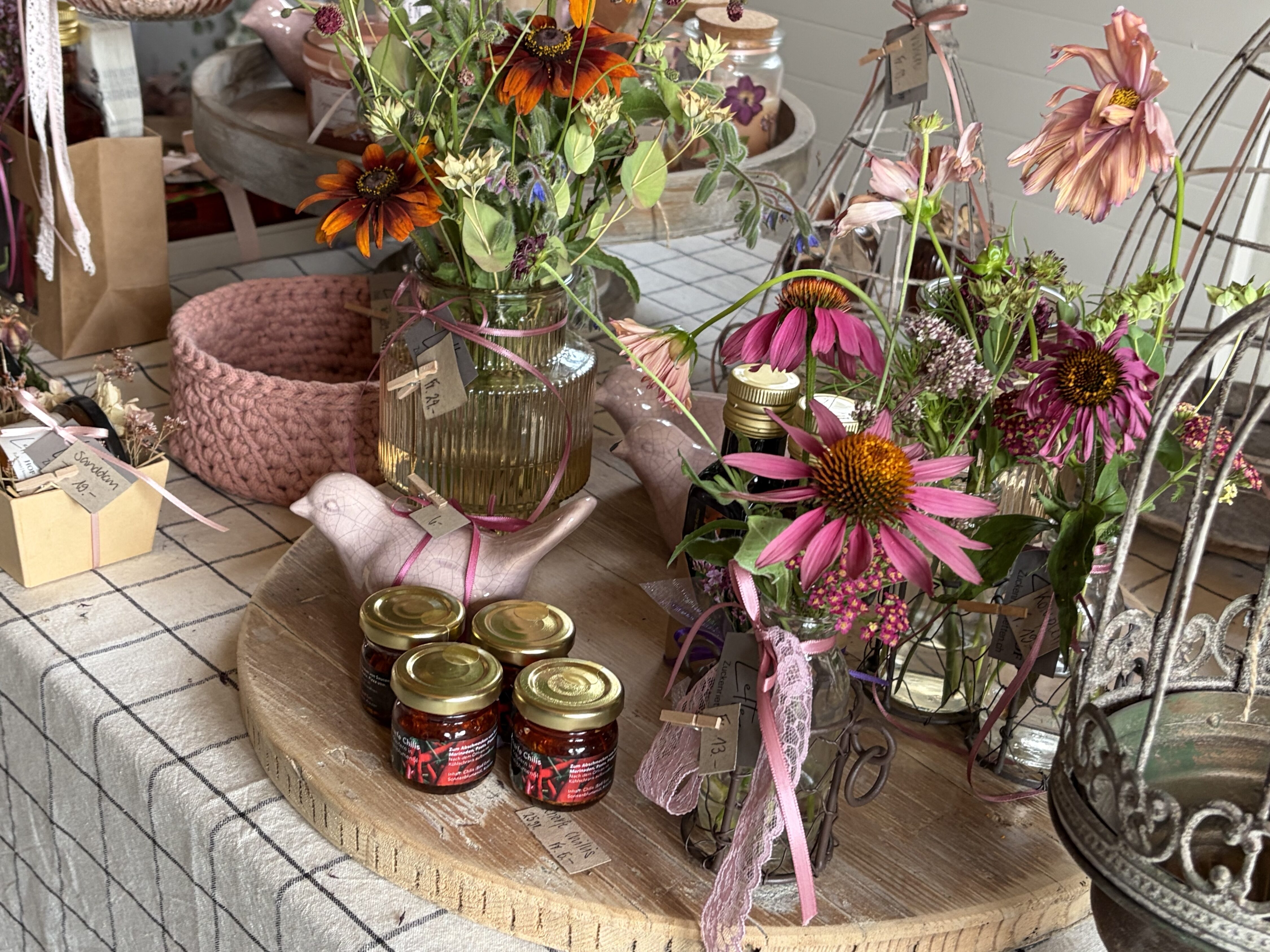 Die gelernte Floristin hat den Hofladen – mit und ohne Blumen – schön dekoriert.
