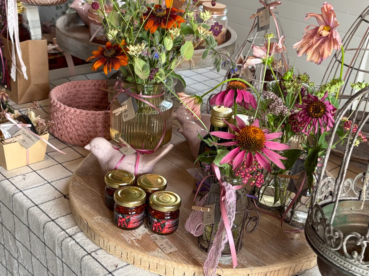 Die gelernte Floristin hat den Hofladen – mit und ohne Blumen – schön dekoriert.