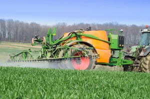 Aufs Jahr 2022 erhalten die ersten Mittel Driftabstandsauflagen zu privaten Grundstücken, Blühstreifen oder Biotopen. Diese Auflagen werden in den nächsten Jahren bei allen Mitteln, wo nötig, ergänzt.