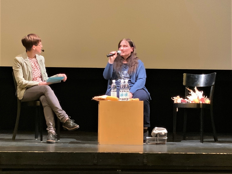 Lisa Vogt, Leiterin Hauswirtschaft an der Liebegg, befragte Sonja Basler über die Situation von Schweizer Saatgut. (mg)