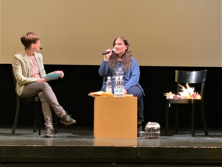 9acc6a45dbb3a15525abedc130e8f49a5c8273ad Lisa Vogt, Leiterin Hauswirtschaft an der Liebegg, befragte Sonja Basler über die Situation von Schweizer Saatgut. (mg)