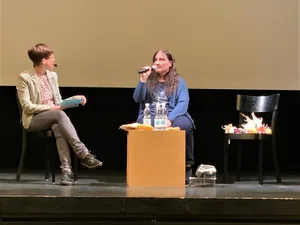 Lisa Vogt, Leiterin Hauswirtschaft an der Liebegg, befragte Sonja Basler über die Situation von Schweizer Saatgut. (mg)