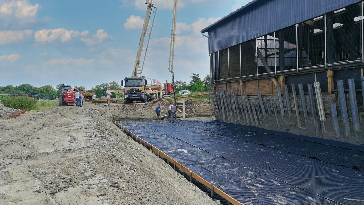 049de24cb6345b89c0453d0634f882f79dc27c9e Die erste Schicht Beton wird via Pumpe und einem langen Arm in der Grube verteilt. (Bild Sandra Honegger)